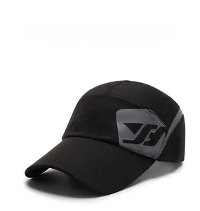 Dettaglio cappello sportivo in rete nera traspirante con patch logo laterale