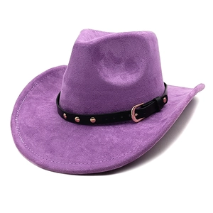 Détail du chapeau de cowboy violet avec bandeau clouté en similicuir noir