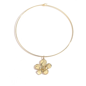 Collana a girocollo dorata con ciondolo a fiore a cinque petali e finitura martellata