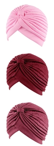 Detailansicht der elastischen Textur und Faltenknoten der bunten Turban-Mützen