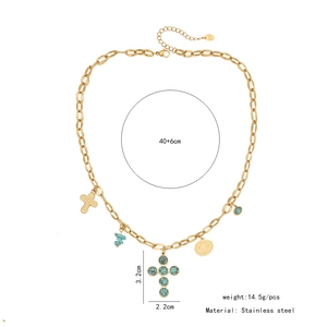 Détail du collier en acier inoxydable doré avec croix turquoise et dimensions précises
