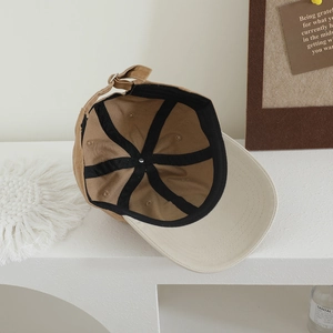 Détail de la doublure intérieure et de la boucle en métal de cette casquette de baseball
