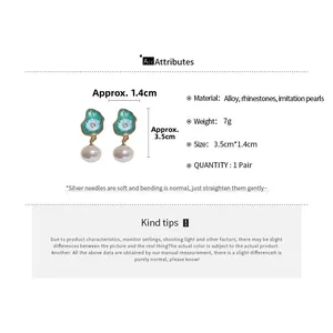 Gros plan détaillé de boucles d'oreilles rétro en émail avec perles et tiges en argent