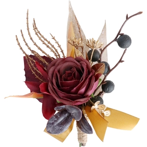 Vintage-Hochzeitsanstecker mit dunkelroter Seidenrose, schwarzen Beeren und Hanfseil