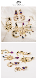 Dettaglio di orecchini celesti vintage con cristalli colorati e perle in finitura oro