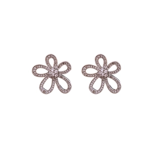 Boucles d'oreilles fleurs en argent avec pétales ajourés et zircons sur fond blanc