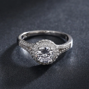 Elegant S925 sterling silver four-prong ring with a 1ct round halo diamond-cut stone