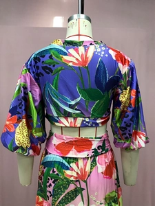 Detalle del conjunto de dos piezas floral con mangas abullonadas y top corto sin espalda