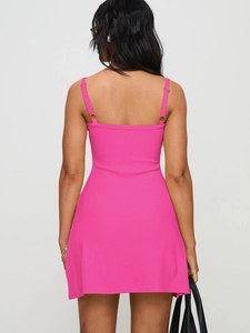 Détail de la robe mini rose fuchsia en maille côtelée vue de dos avec bretelles