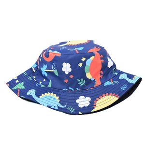 Dettaglio di dinosauri colorati su cappello a secchiello in cotone blu per bambini
