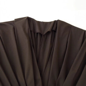 Robe marron foncé à col en V avec des plis à la taille et des épaules tombantes