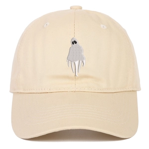 Gros plan d'une broderie de fantôme de dessin animé sur le devant d'une casquette beige