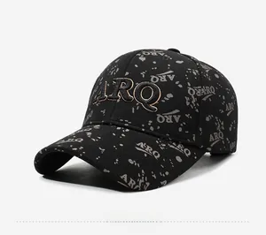 Détail de la casquette noire avec broderie ARQ 3D et motifs imprimés sur l'ensemble