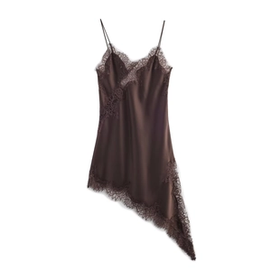 Détail d'une robe en satin marron foncé avec fines bretelles et ourlet en dentelle asymétrique