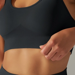 Gros plan sur le tissu en maille côtelée noire sans couture montrant l'élasticité