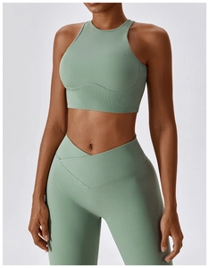 Détail de l'ensemble de yoga vert sauge avec taille haute croisée en V et haut court côtelé