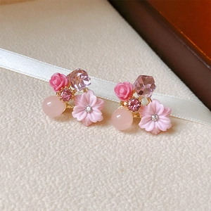 Detail von Kristallblumen-Ohrringen mit rosa Harzrosen und lila Edelsteinen