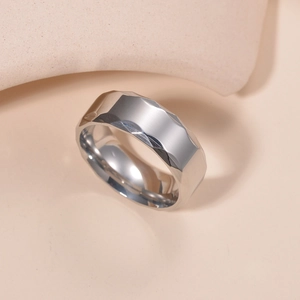 Detailansicht eines silbernen Titanstahlrings mit geometrischer Facettenstruktur und Glanz