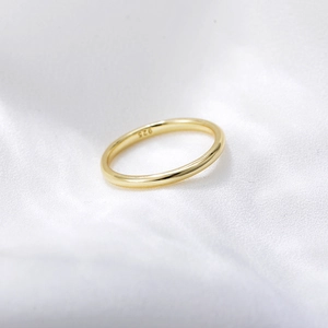 Close-up of 925 sterling silver ring with 14K gold plating and engraved hallmark