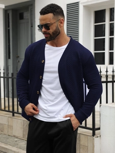 Détail du cardigan bleu marine avec maille torsadée et fermeture à boutons de qualité