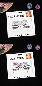 Détail des gemmes de visage holographiques et multicolores pour maquillage de fête