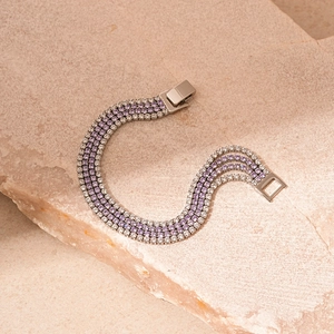 Détail d'un bracelet de tennis à quatre rangées avec zircons violets et blancs et fermoir