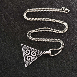 Collana vintage in acciaio inossidabile con ciondolo triangolo a nodo celtico e catena