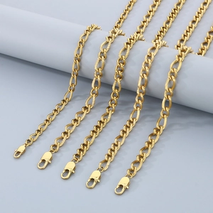 Set mit fünf goldenen Panzerketten-Armbändern aus Titanstahl mit Karabinerverschluss