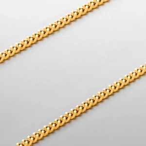 Detailaufnahme von zwei goldenen Hip-Hop-Panzerketten mit aufwendiger Webstruktur