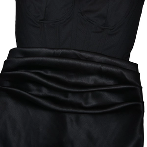 Vue détaillée du corsage noir et de la taille en satin froncé sur la robe sirène élégante