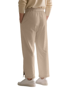 Details der beigen Strickhose mit Zopfmuster, Rückansicht und kleinen Seitenschlitzen