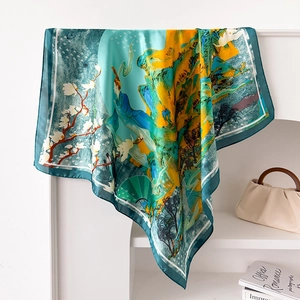 Foulard quadrato in seta verde con stampa di paesaggio vintage su un supporto elegante