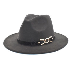 Dettaglio del cappello fedora grigio scuro con nastro nero e fibbia a catena dorata