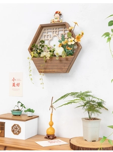 Detalle de jardinera de pared hexagonal de madera con celosía y flores artificiales