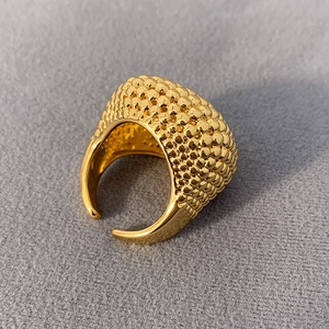 Detailansicht des goldenen Rings mit strukturierter Granulierung und offener Schiene