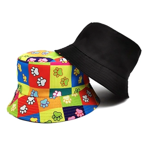 Cappelli alla pescatora reversibili con motivi a scacchi neri e stampe di zampe colorate