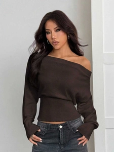 Pull en maille marron foncé à épaules dénudées avec taille haute en côtes tricotées