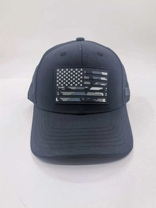 Nahaufnahme einer blauen Baseballkappe mit Camouflage-USA-Flaggen-Patch und Seitenstruktur