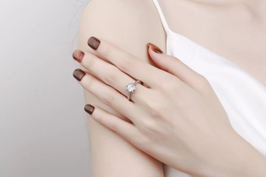 Primo piano di un anello in moissanite argento a sei griffe indossato da una modella