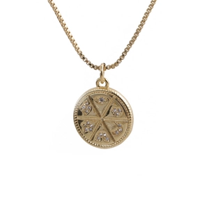 Collier à pendentif pièce dorée avec symboles célestes d'étoiles, lune et œil sertis