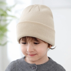 Close-up of beige knitted children's sun hat featuring breathable mesh and soft fabric