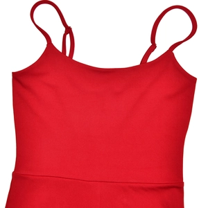Détail d'une tenue moulante rouge avec de fines bretelles et une matière souple