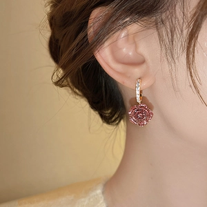 Boucles d'oreilles fleurs en résine rose foncé avec diamants brillants sur crochets dorés