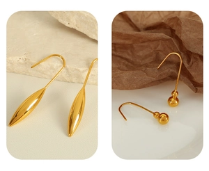 Dettaglio di orecchini a goccia lucidi e doppia perla con finitura in oro 18K lucido