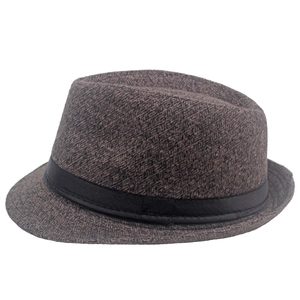 Nahaufnahme der braunen Wolltweed-Textur und des schwarzen Bandes an einem Herren-Fedora
