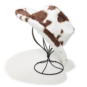 Vue latérale d'un chapeau de cowboy en peluche à motif vache sur un support