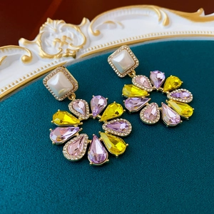 Details von Vintage-Blumenohrringen mit quadratischen Perlen und bunten Kristallen