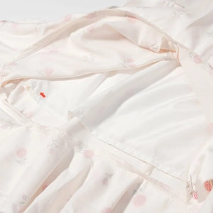 Vue macro détaillée montrant la doublure blanche douce et le tissu mousseline fleuri