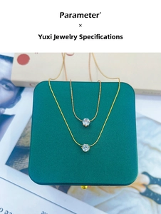Dettaglio della collana con pendente in zirconia a 6 griffe placcata oro 18 carati