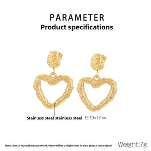 Detailed parameter display of golden 18k heart earrings with hammered metal texture